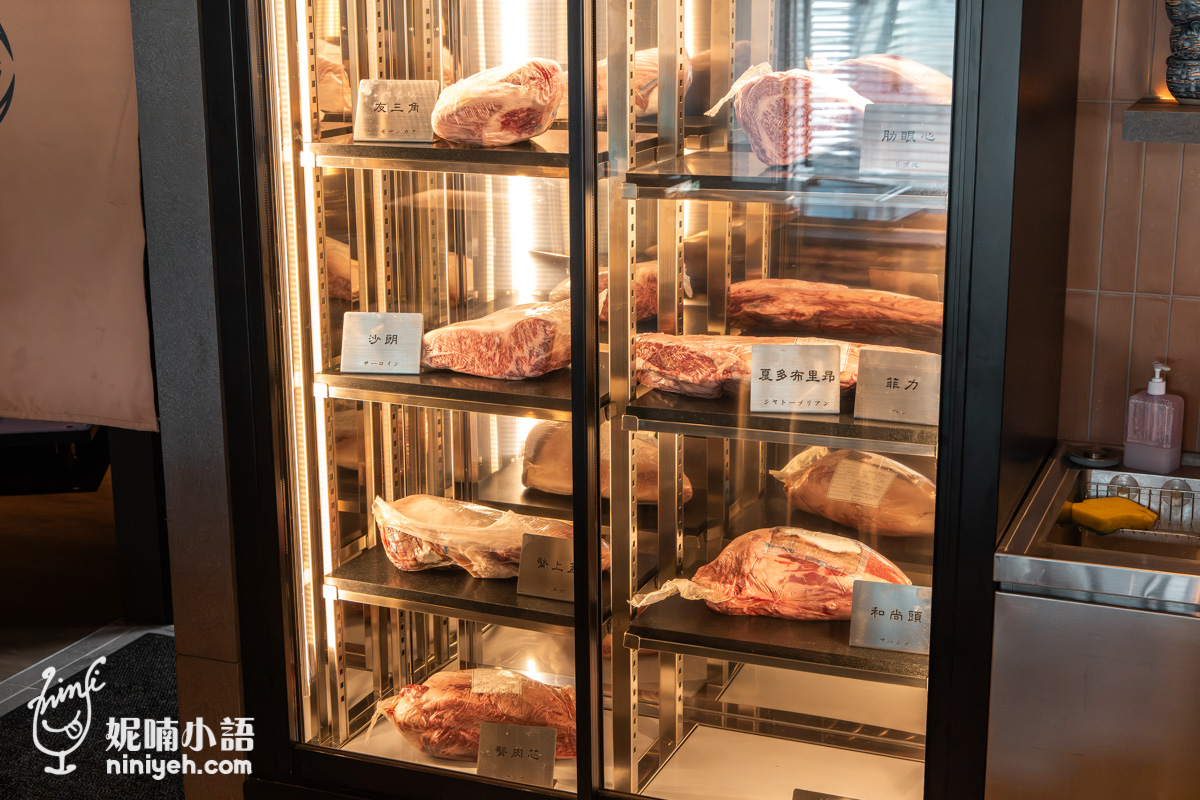 燒肉牛匠新 存放各種近江牛部位的專業熟成肉品展示櫃