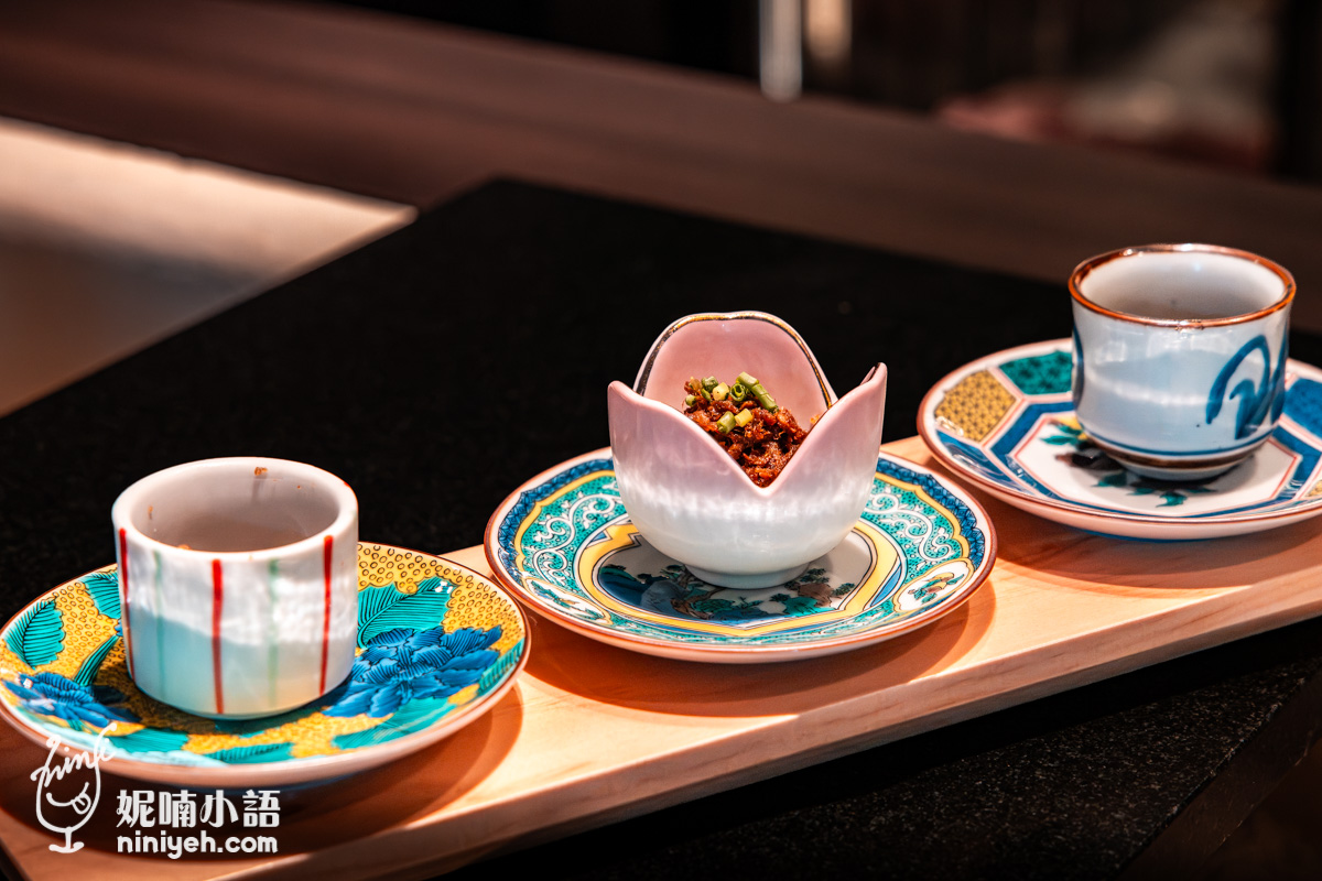 以日本九谷燒與有田燒彩繪瓷器呈裝的三款精緻開胃小菜