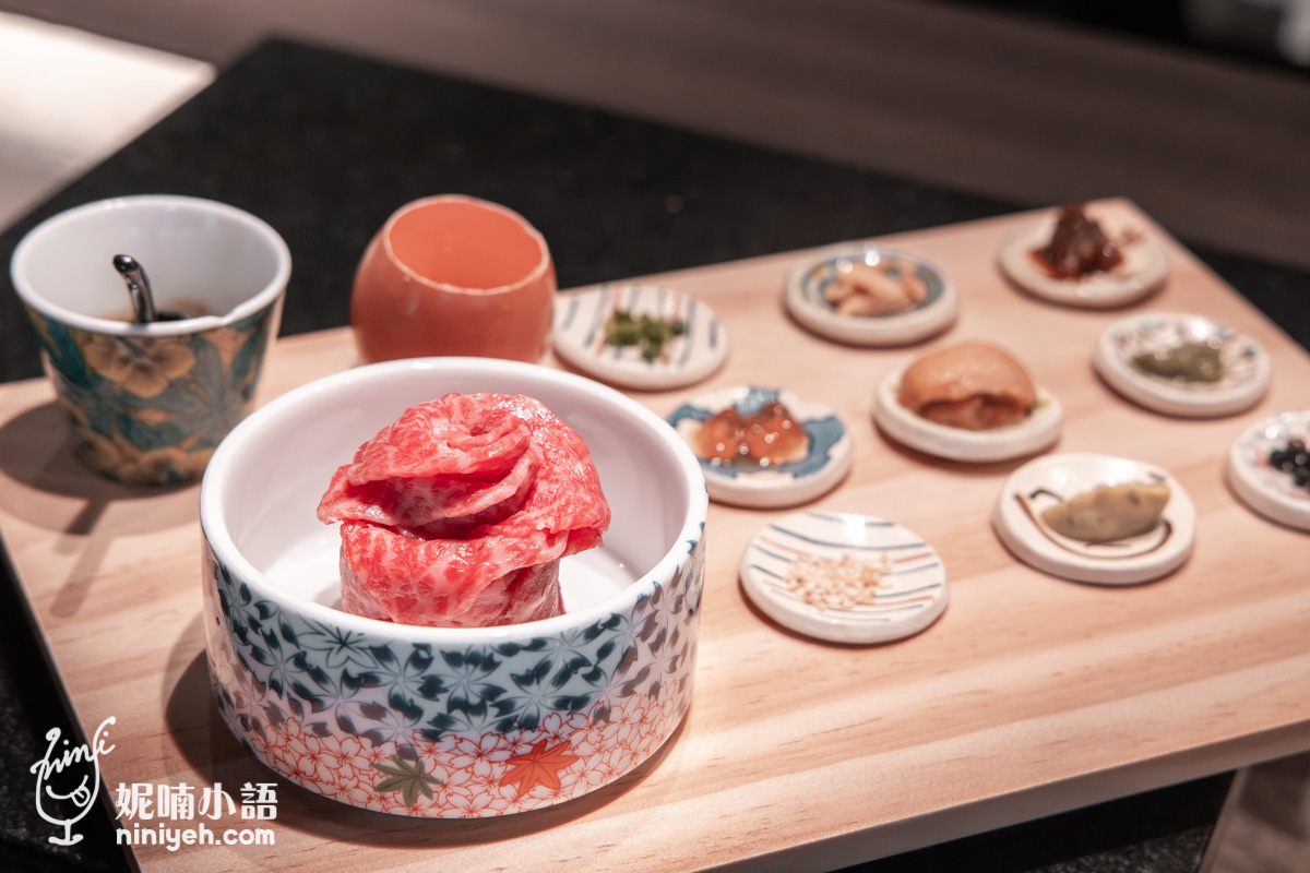 燒肉牛匠新 前點「九種佐料生拌牛肉」與盛裝成玫瑰花狀的近江牛生肉片