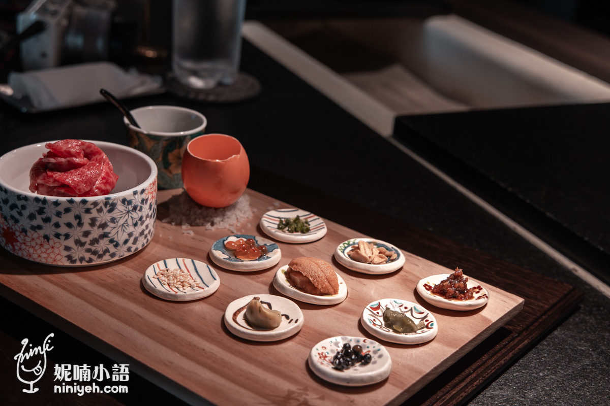 燒肉牛匠新 九種佐料生拌牛肉擺盤，包含生蛋黃、海膽與鮭魚卵等豐富配料