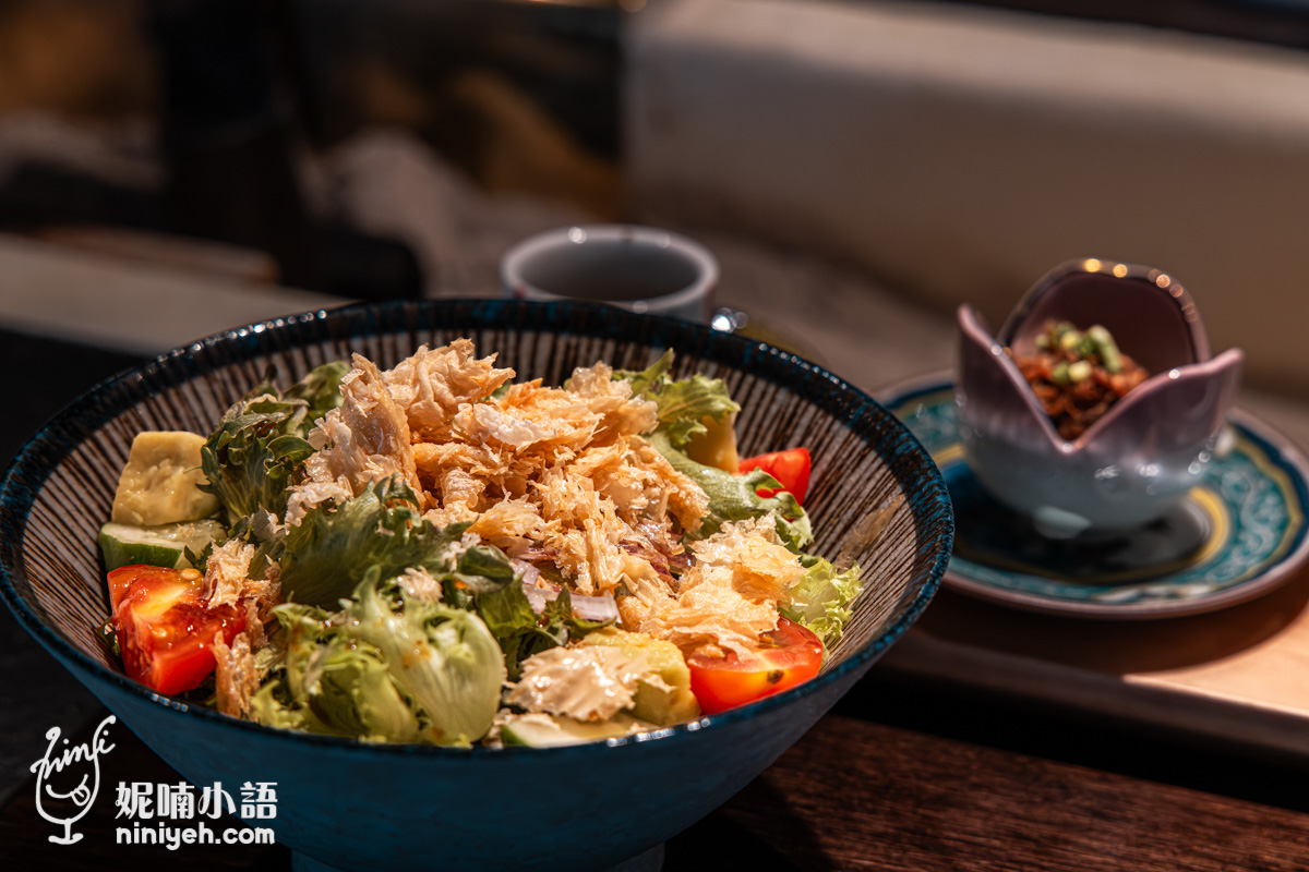 盛裝於陶碗中、撒上香脆炸豆皮與鮮甜蕃茄的牛匠特製沙拉