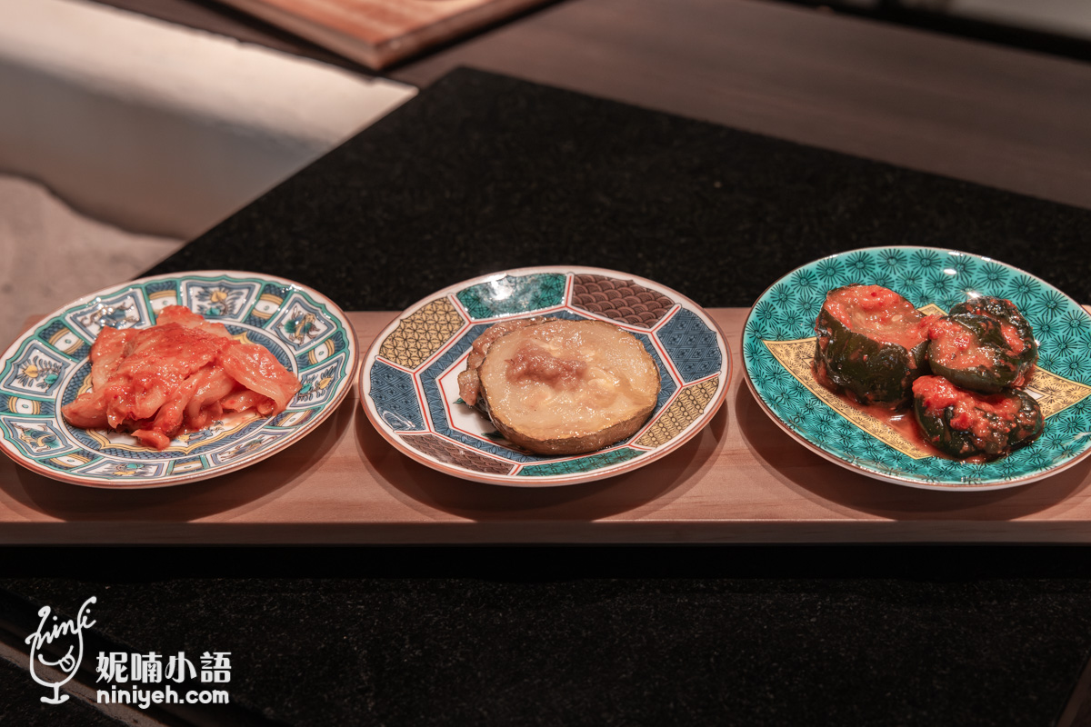 季節涼拌菜三拼，包含韓式泡菜、味噌櫛瓜與辣拌小黃瓜