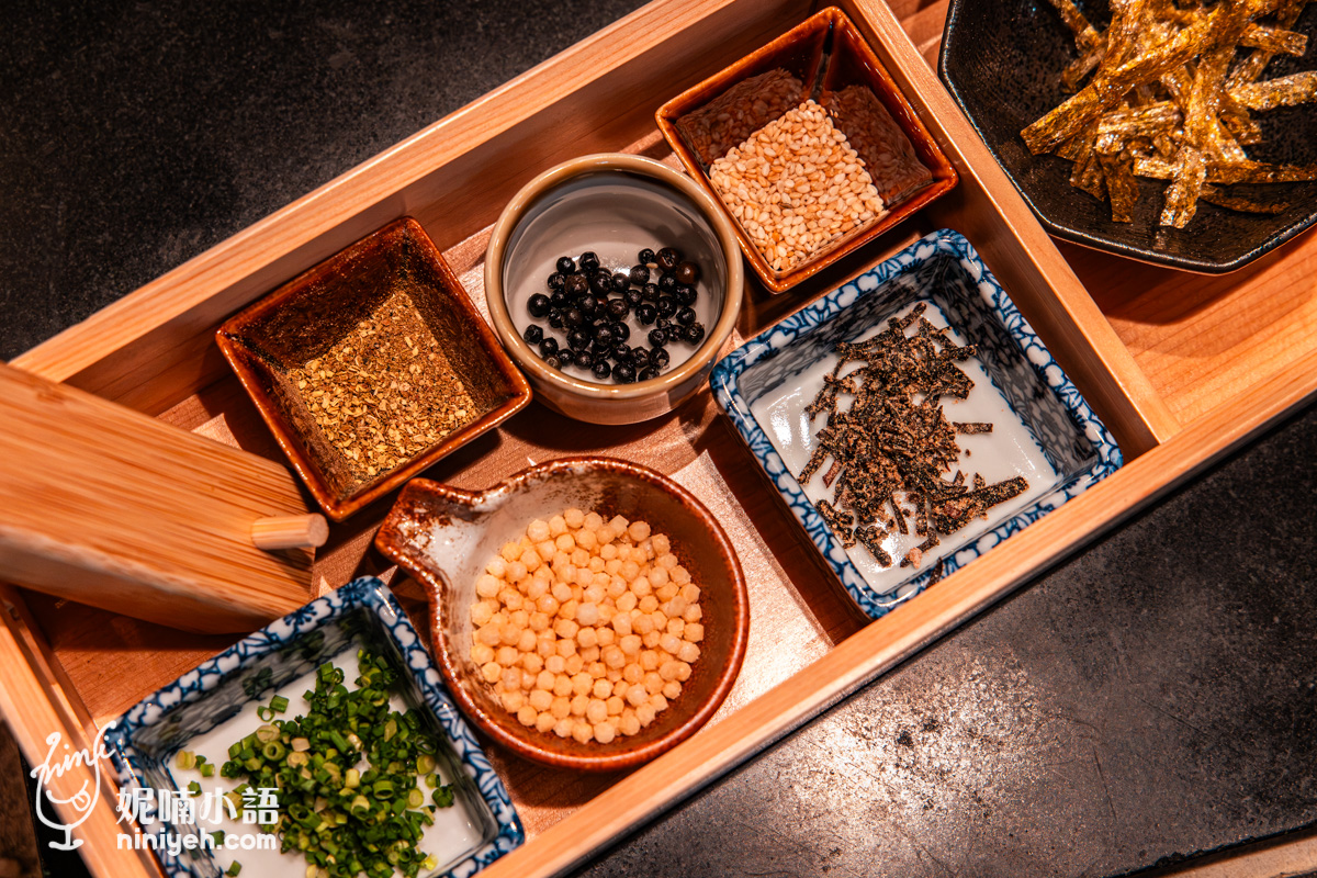 提供給茶泡飯使用的八種特製湯品配料盒（含海苔、珠蔥、米菓等）
