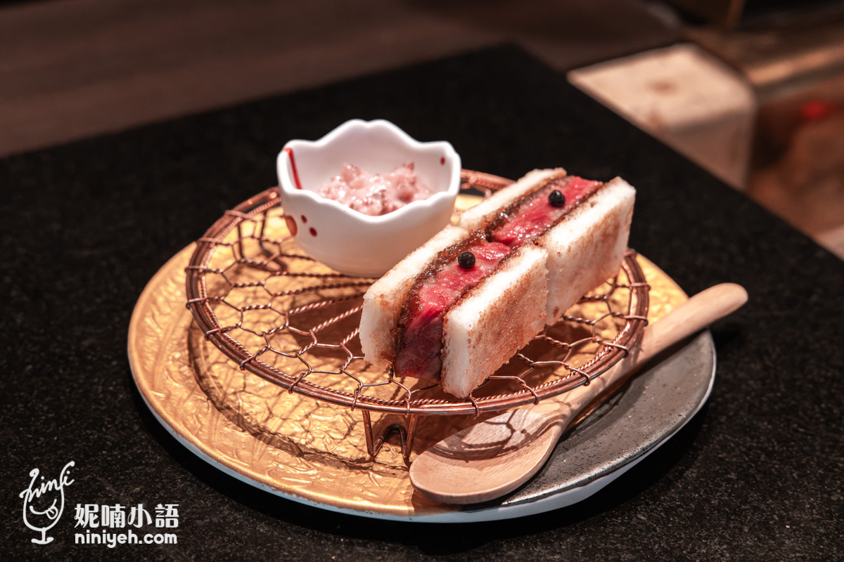 以碳火直烤近江牛後腿肉製作的牛排三明治與粉色塔塔醬