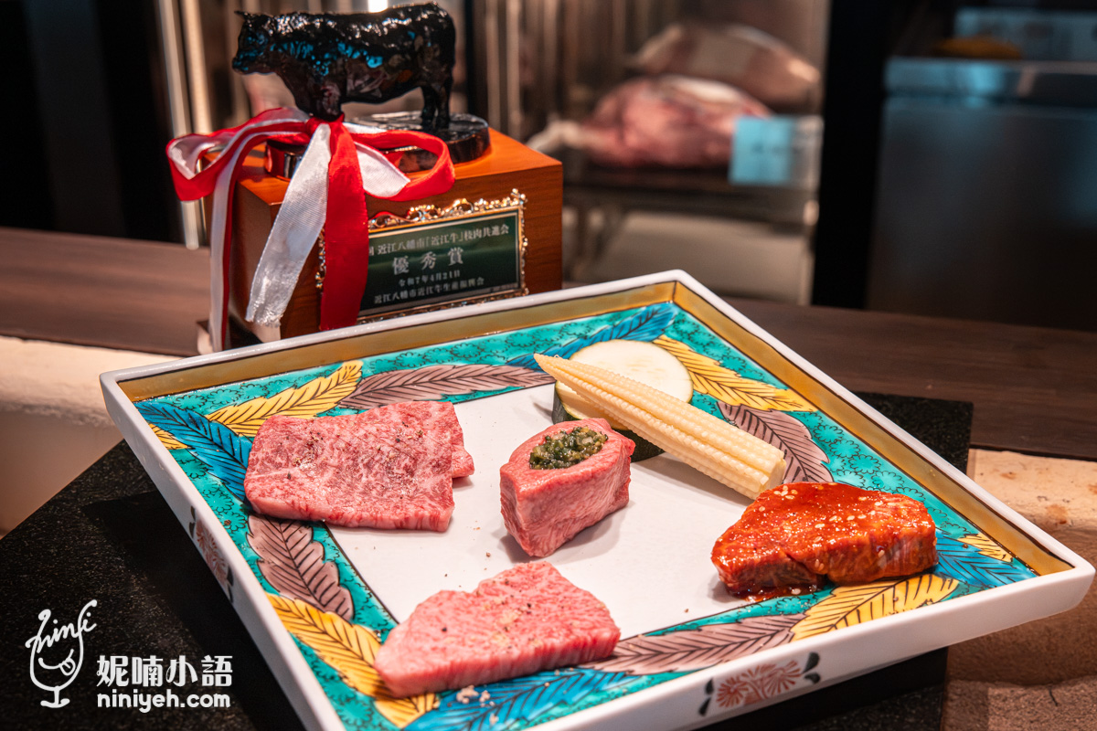 精緻彩繪瓷盤盛裝的四款燒肉部位與季節時蔬