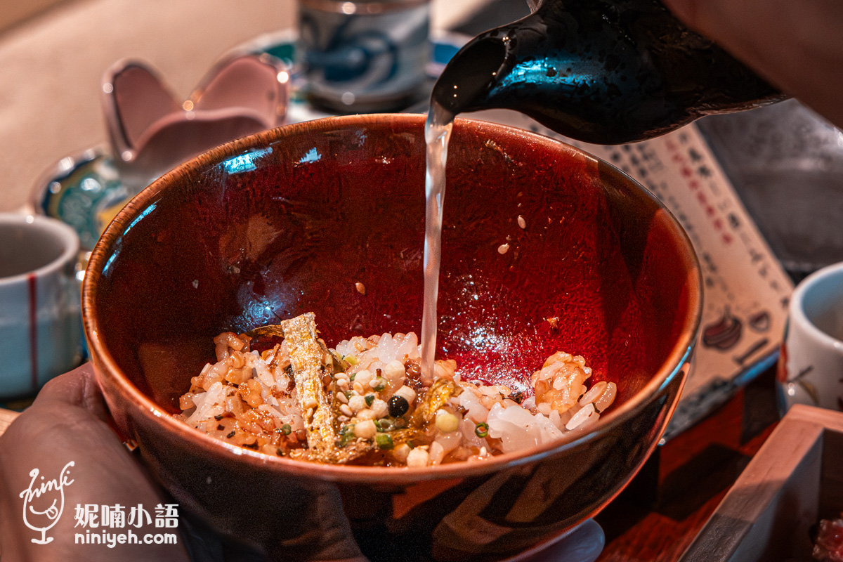 第三吃將牛筋柴魚高湯沖入牛肉丼飯製成暖胃的日式茶泡飯