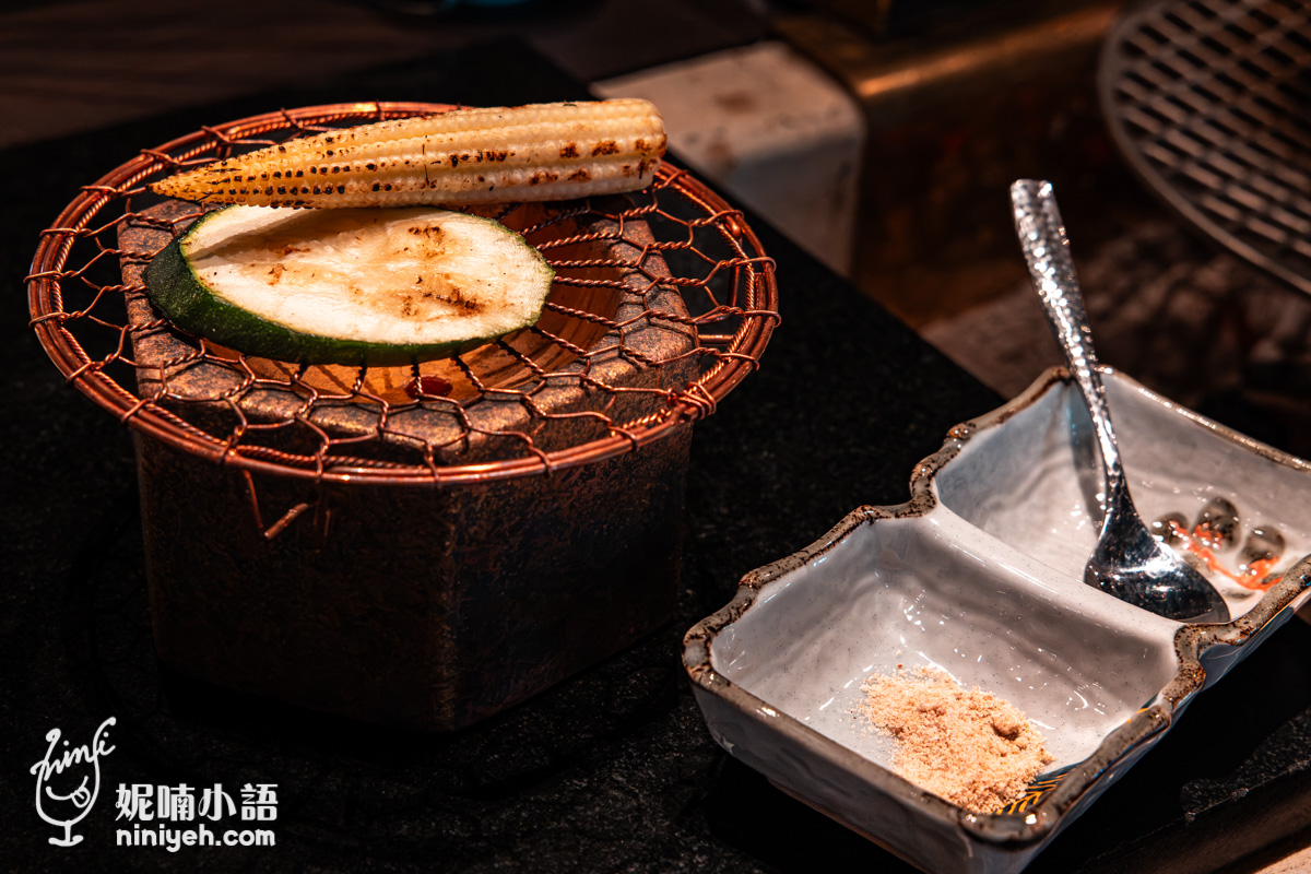 網架上炙烤的季節時蔬（櫛瓜與玉米筍）及專屬沾醬