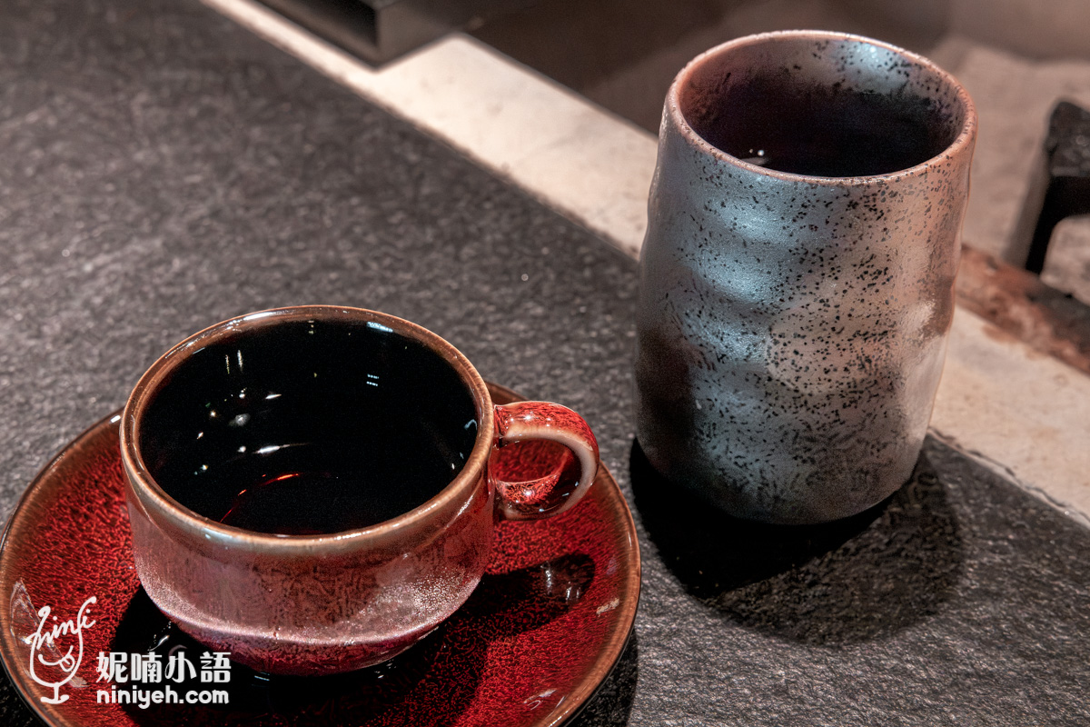 燒肉牛匠新 餐後附贈的溫熱番茶與冷萃咖啡飲品組合