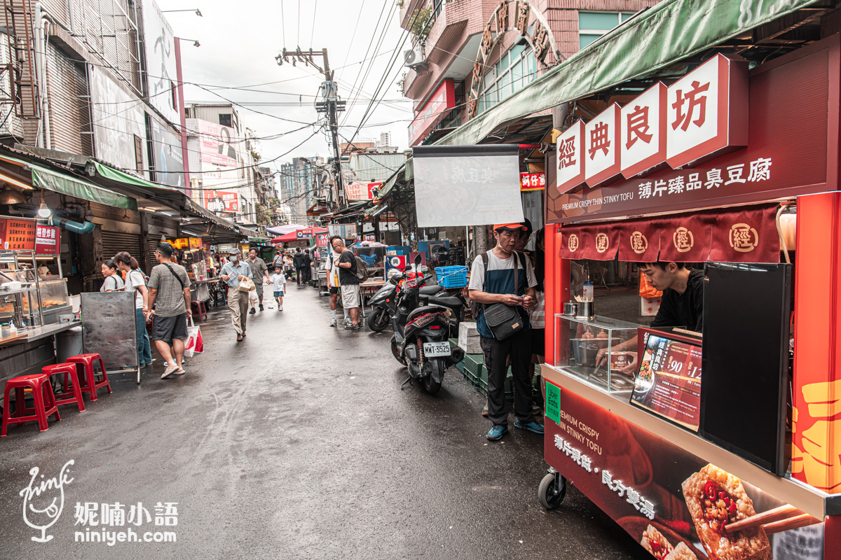 隱身在通化夜市巷弄裡熱鬧的經典良坊攤車全景