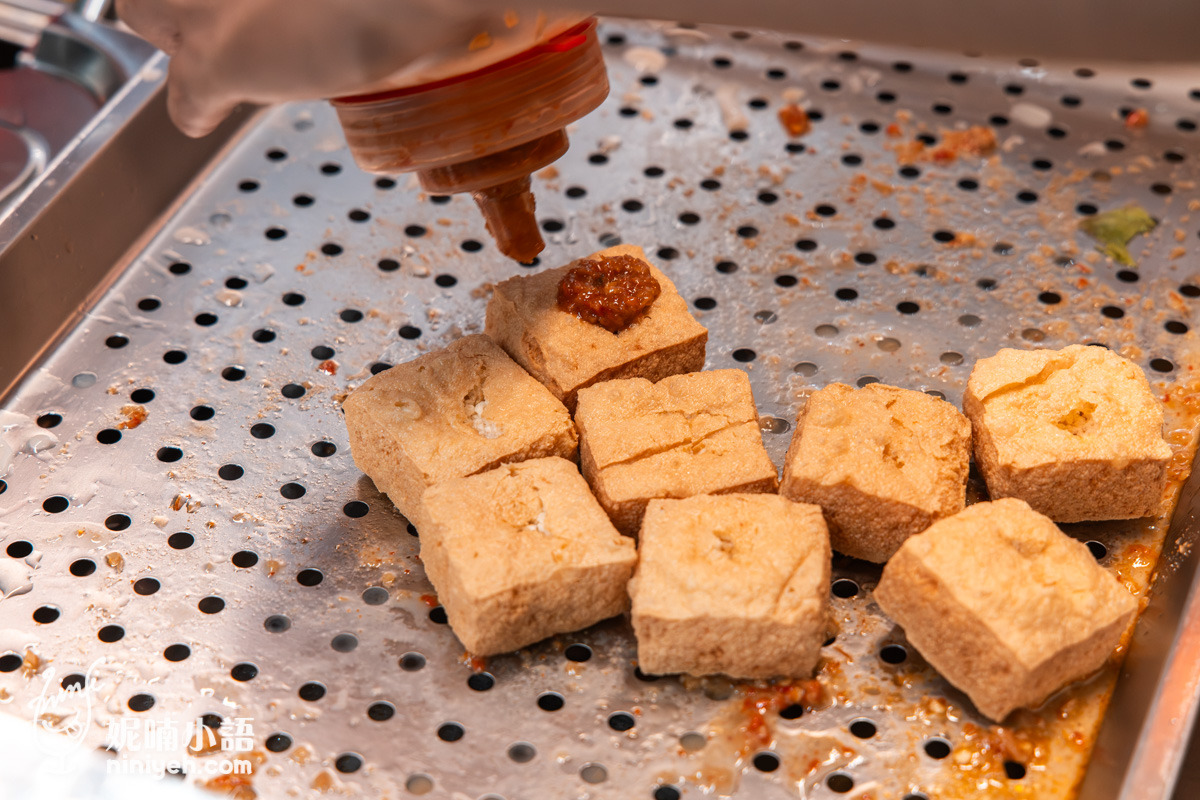 將特製辛香蒜蓉醬灌入臭豆腐中央孔隙內