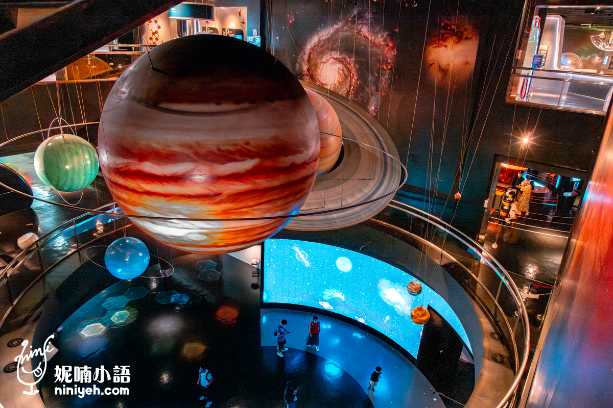 從高處俯瞰太陽系展區，可見巨大的木星與土星模型及地面的弧形投影幕