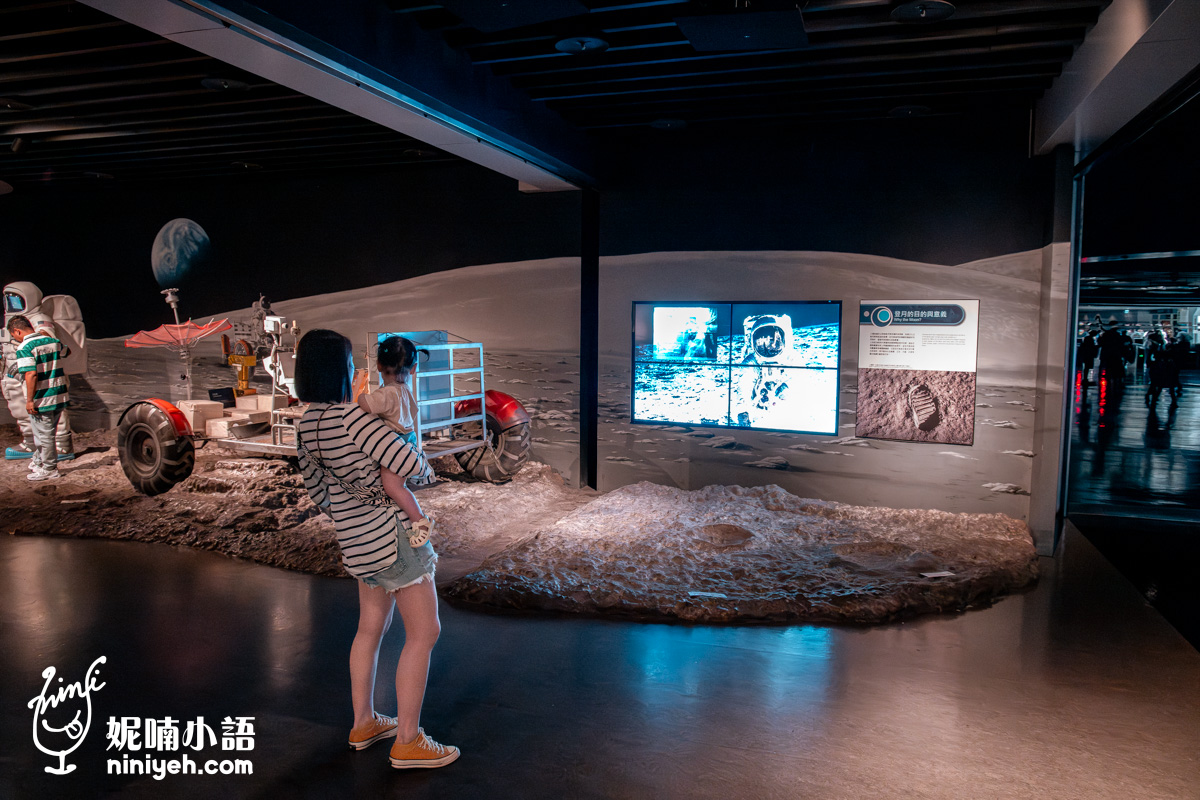 一樓的登月造景區，包含月球探測車、太空人立牌與解說螢幕，我們在旁觀看