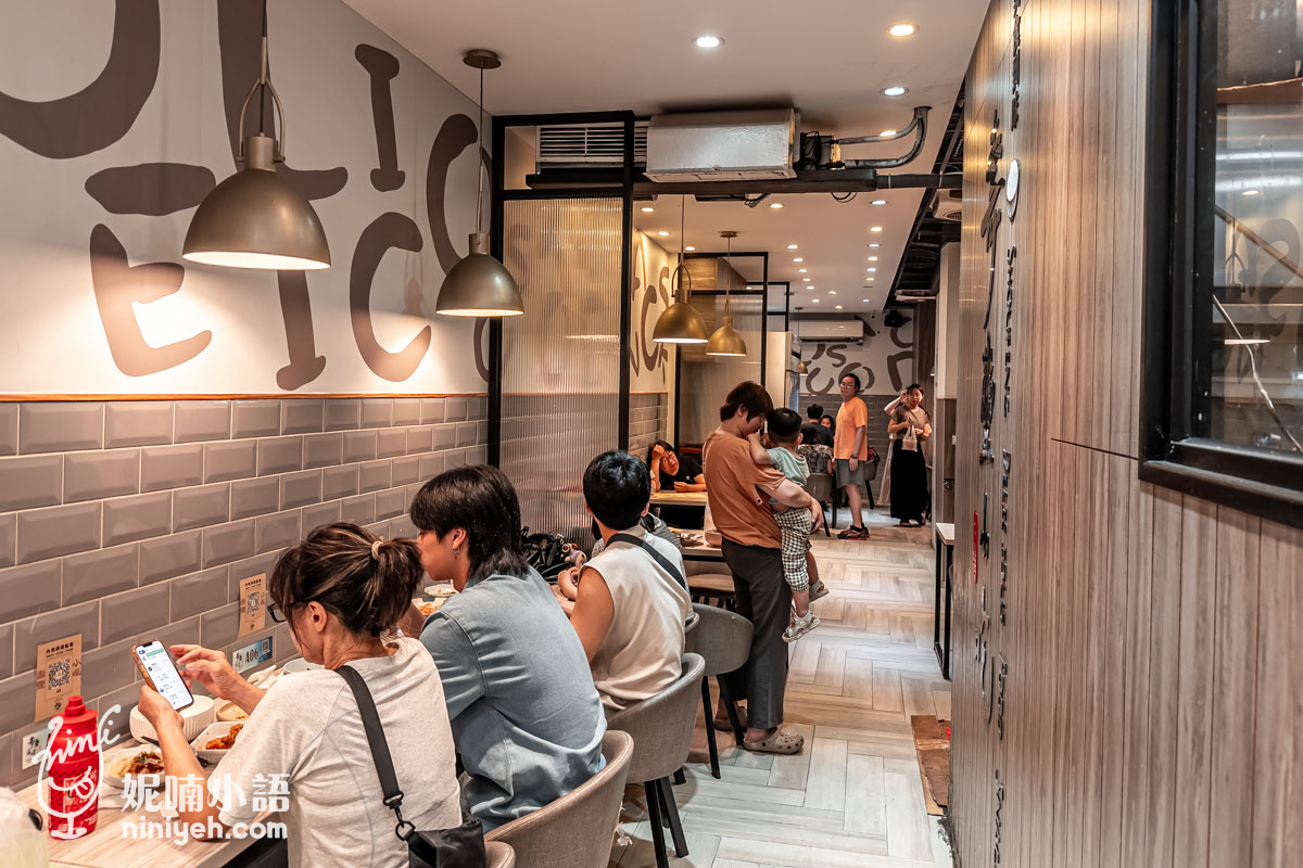 壽豐小吃慶豐店一樓用餐環境與兩人桌座位區