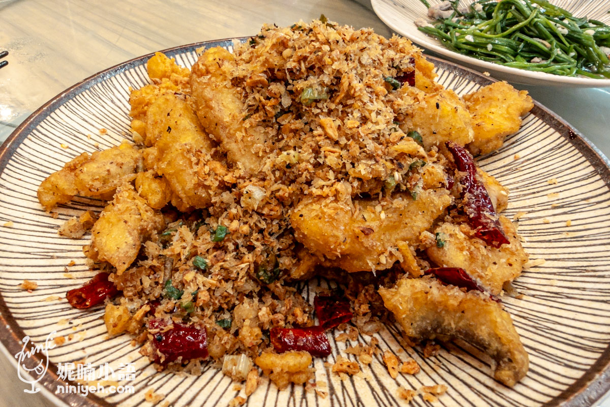 壽豐小吃慶豐店鹹酥鬼頭刀搭配蒜酥與辣椒