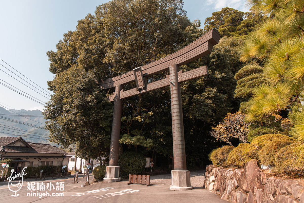 高千穗神社入口木造大鳥居與幽深綠蔭