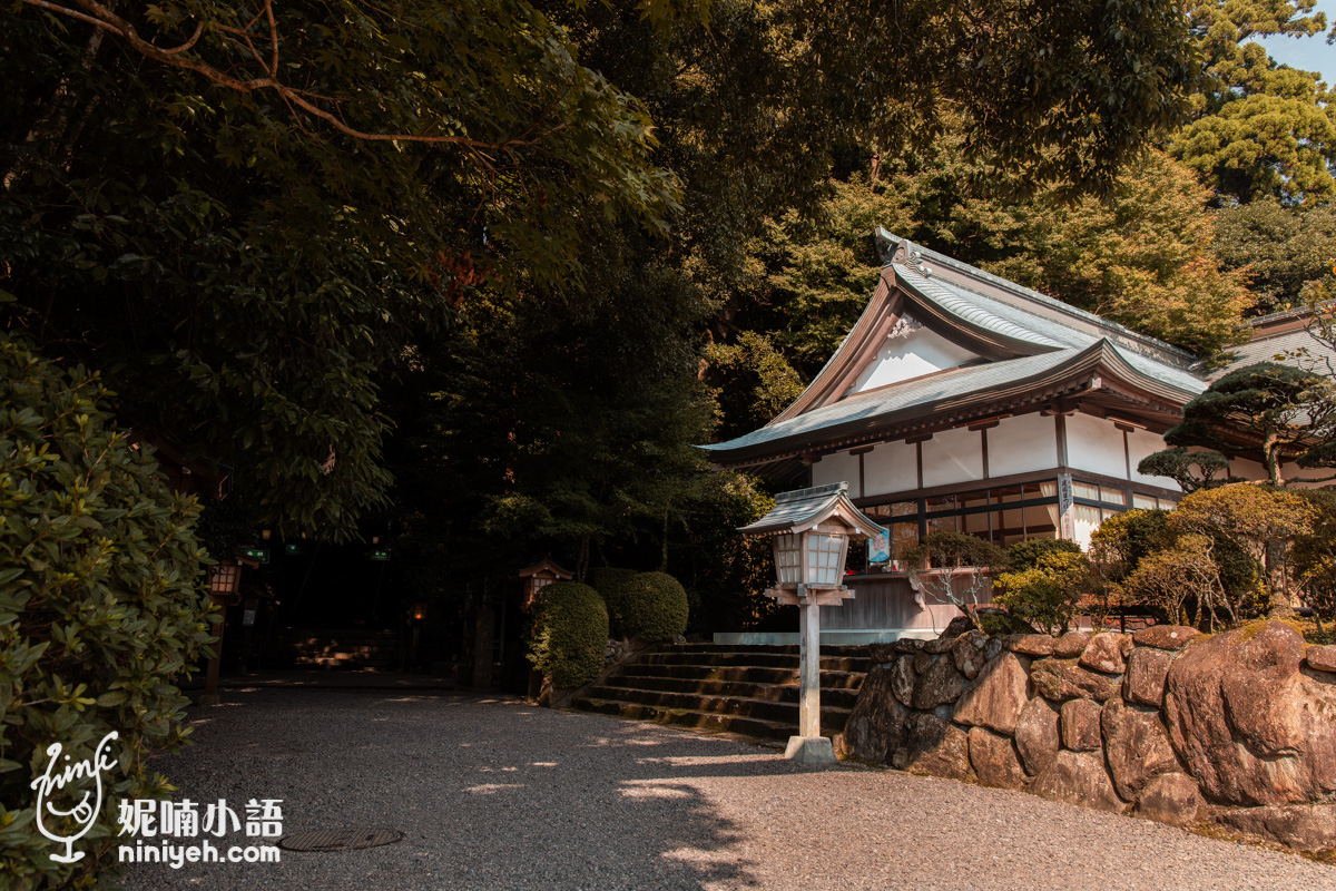 高千穗神社境內入口碎石步道與木造建築