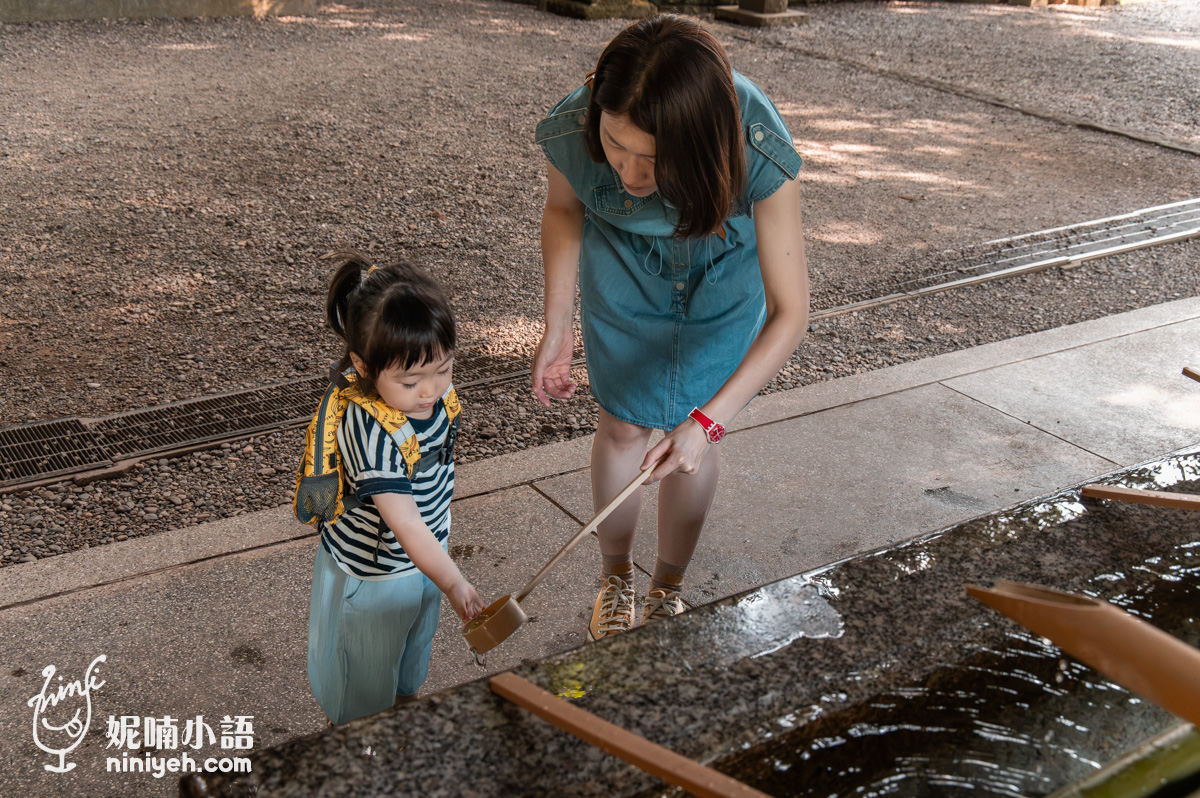 Nico 引導女兒拿著木杓在高千穗神社手水舍洗手,體驗日本神社參拜淨手儀式