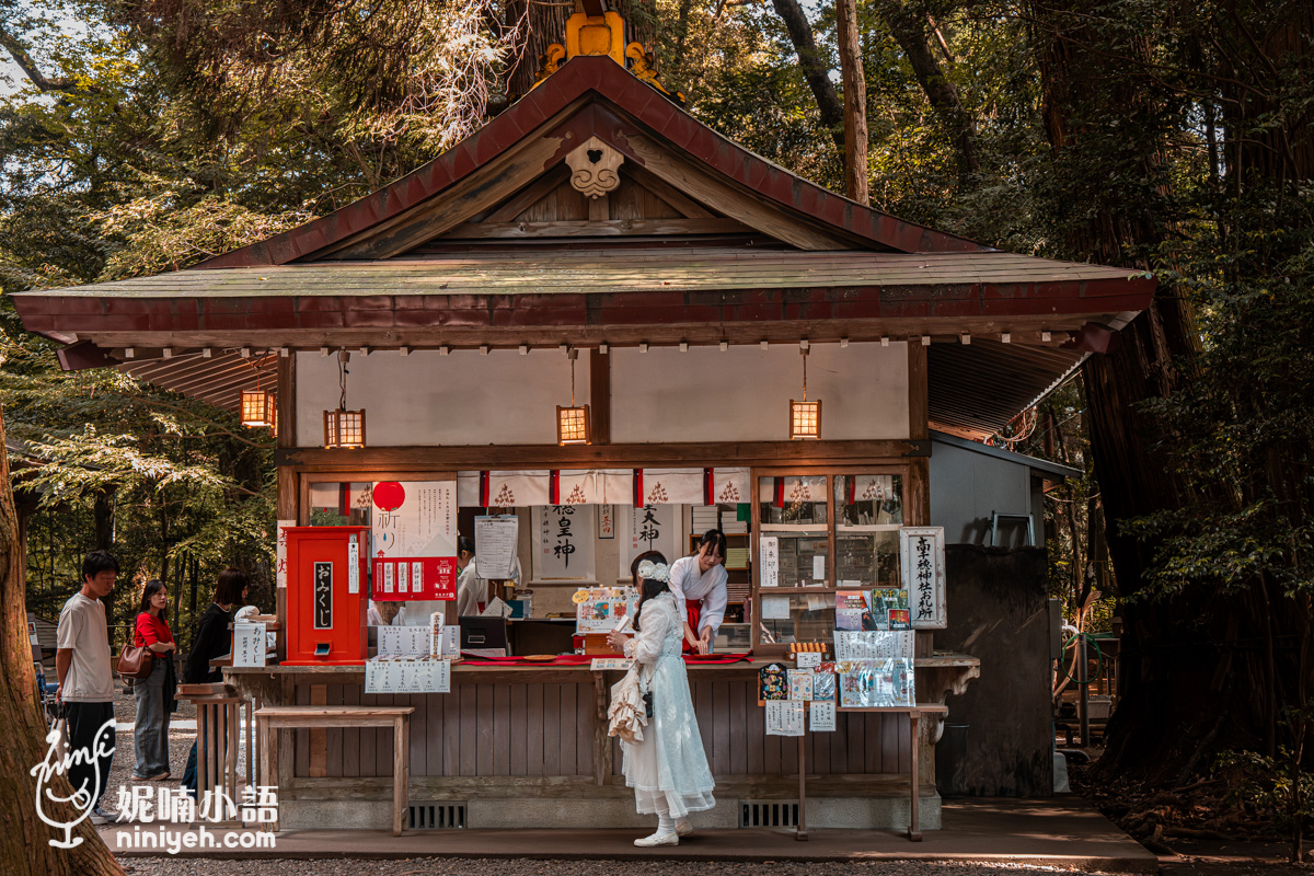 高千穗神社境內的木造授與所,民眾正在窗口挑選御守,左側設有紅色おみくじ抽籤箱