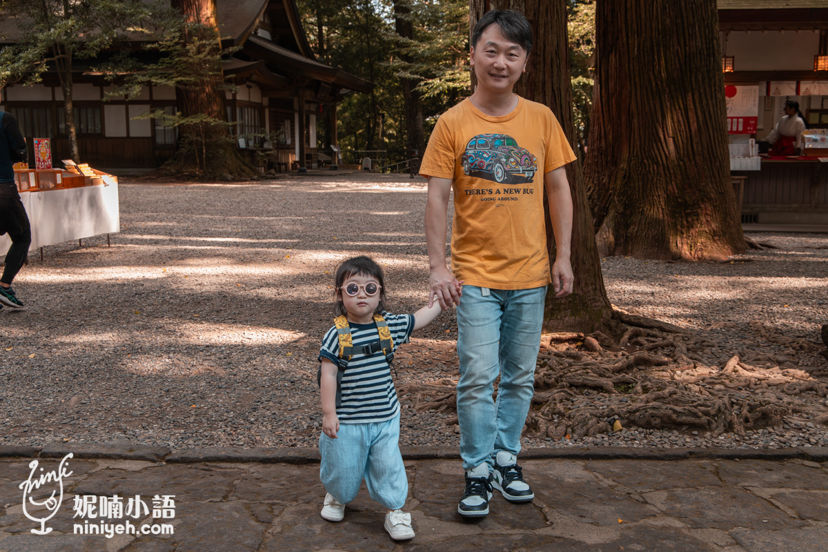 Kan 牽著女兒漫步在高千穗神社境內古木下合影