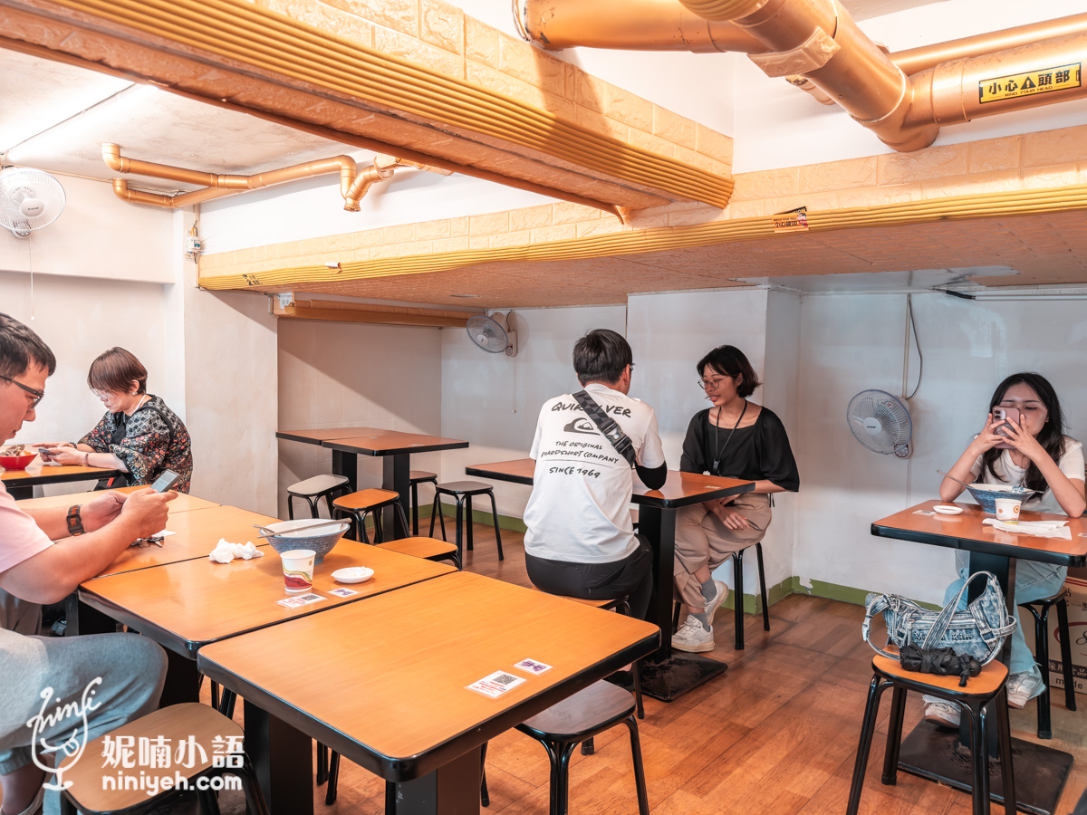 半島牛肉麵二樓夾層用餐座位區與正在用餐的顧客