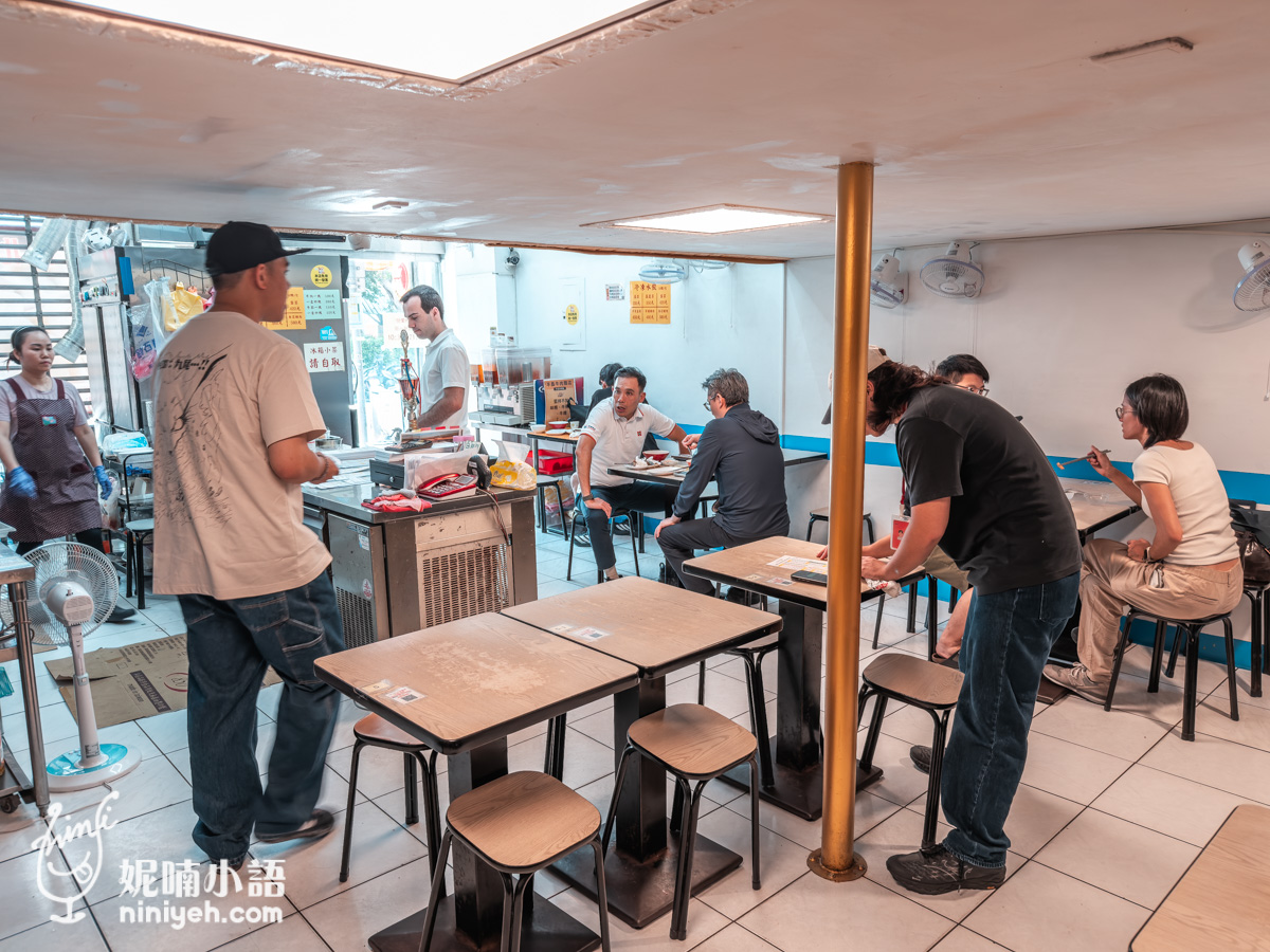 半島牛肉麵一樓店內用餐環境與前來用餐的顧客及忙碌的店員