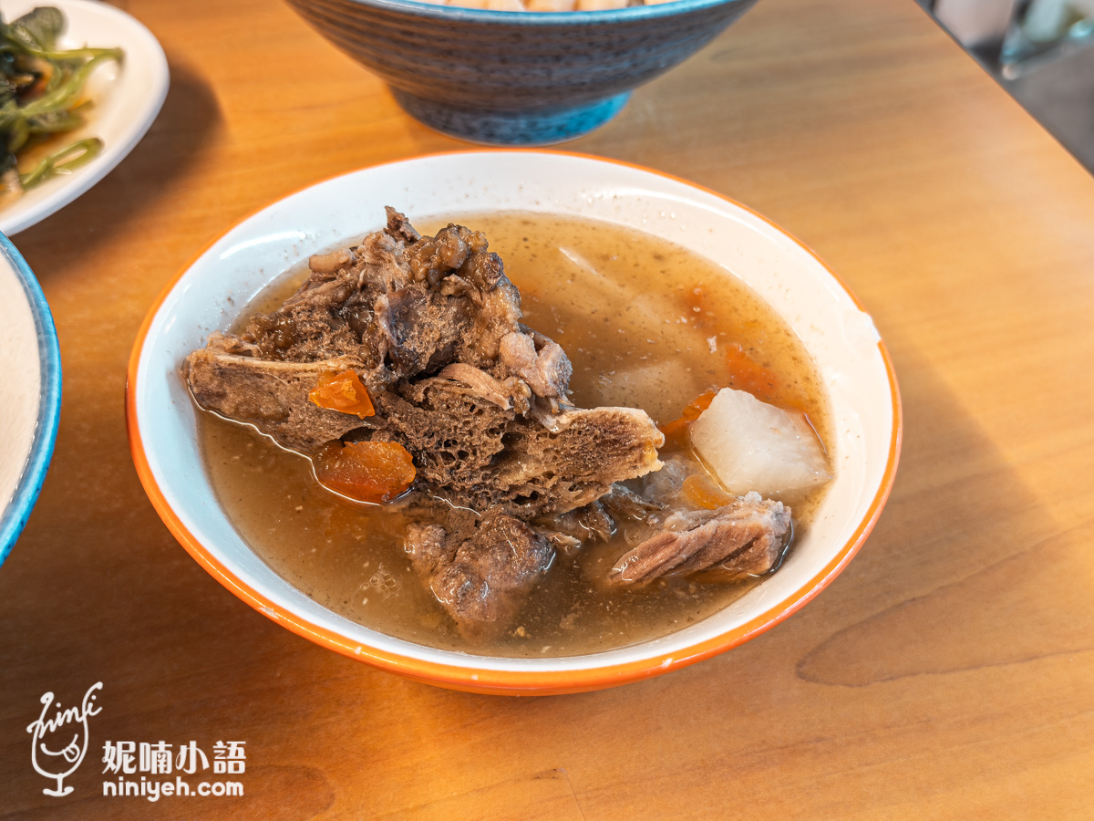 半島牛肉麵｜信義區冠軍牛肉麵！網路評價極高的霸氣小吃店
