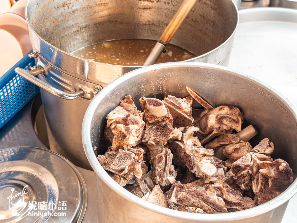 半島牛肉麵｜信義區冠軍牛肉麵！網路評價極高的霸氣小吃店