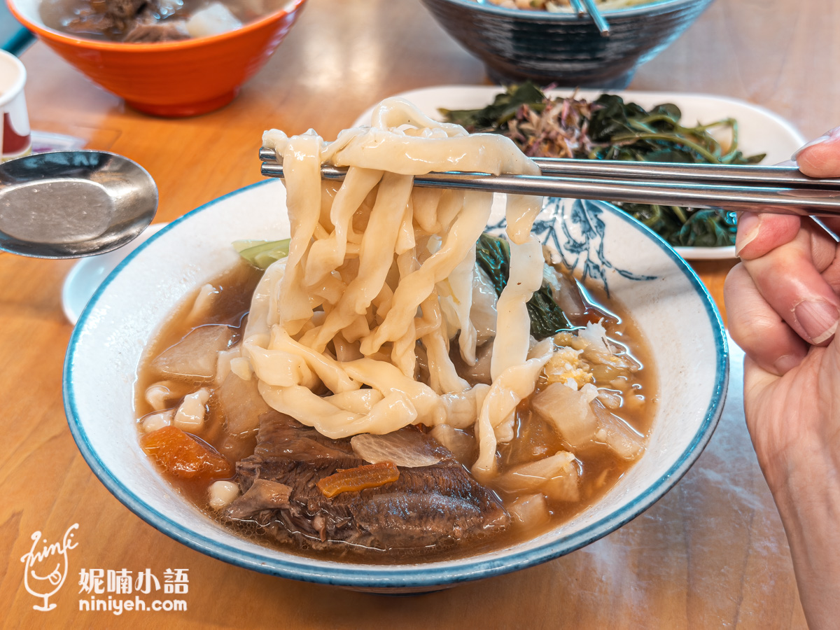 半島牛肉麵｜信義區冠軍牛肉麵！網路評價極高的霸氣小吃店